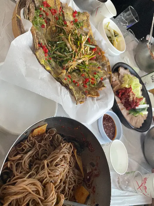 육전과 막국수가 함께 담긴 상차림