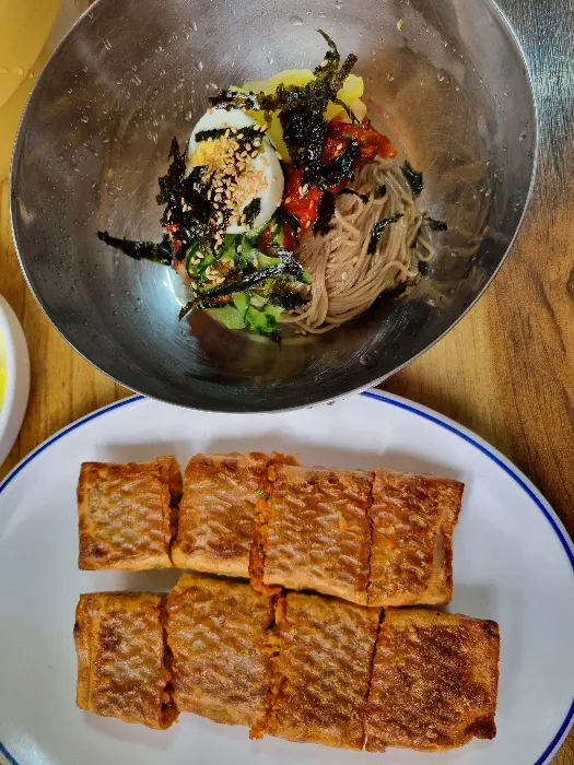 육전 한 조각에 파채와 부추무침을 곁들인 모습