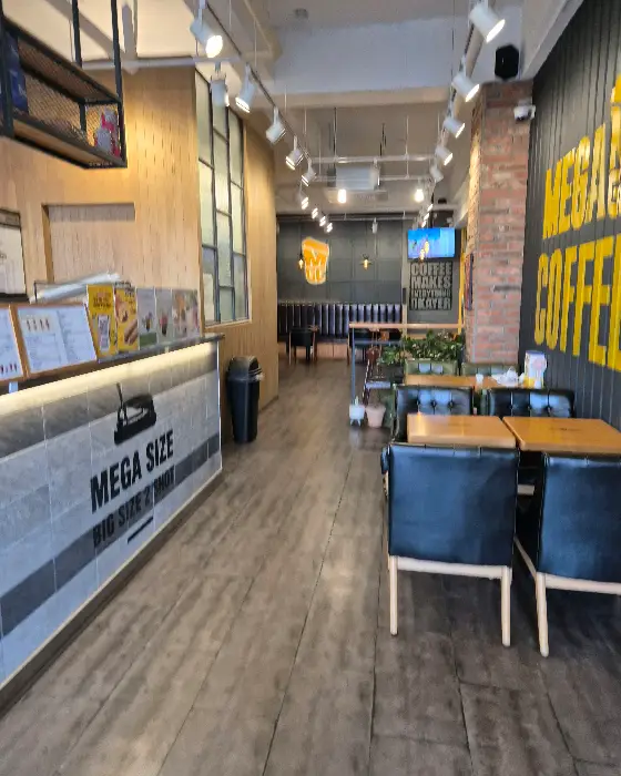 메가커피 내부 카운터와 테이블