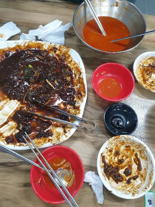 양이 푸짐한 중화요리 한 상