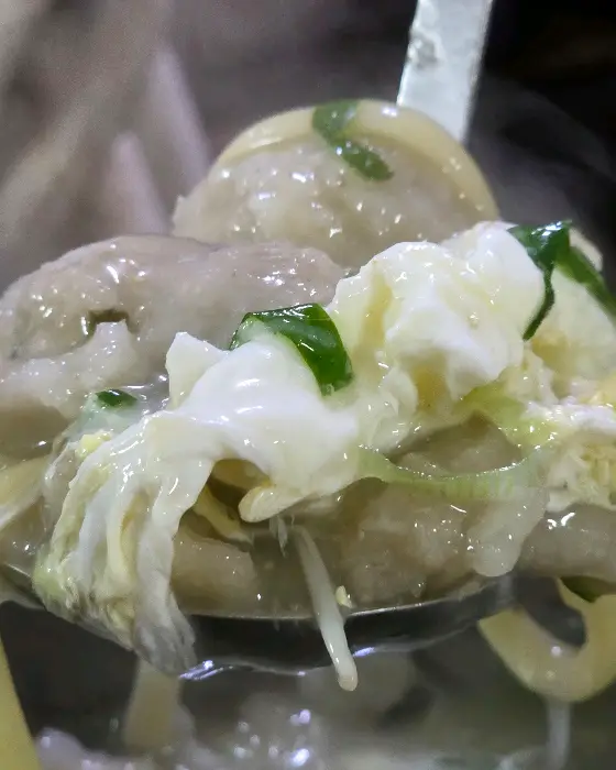 오징어순대 단면의 모습. 꽉 찬 오징어 속살과 찹쌀이 보인다.