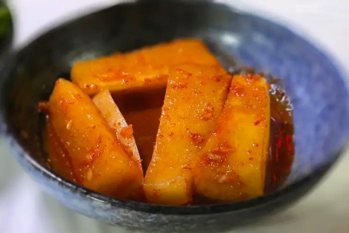 빨간 양념이 맛있게 버무려진 깍두기 사진