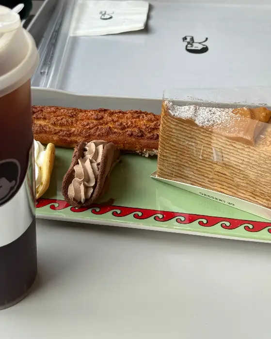 접시에 담긴 여러 종류의 디저트들