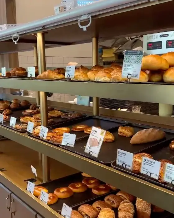 빵이 진열된 선반들