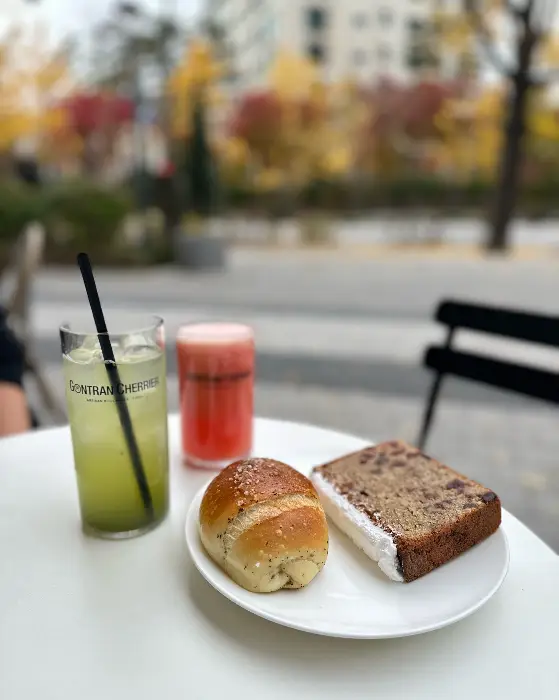 음료와 빵이 놓인 테이블