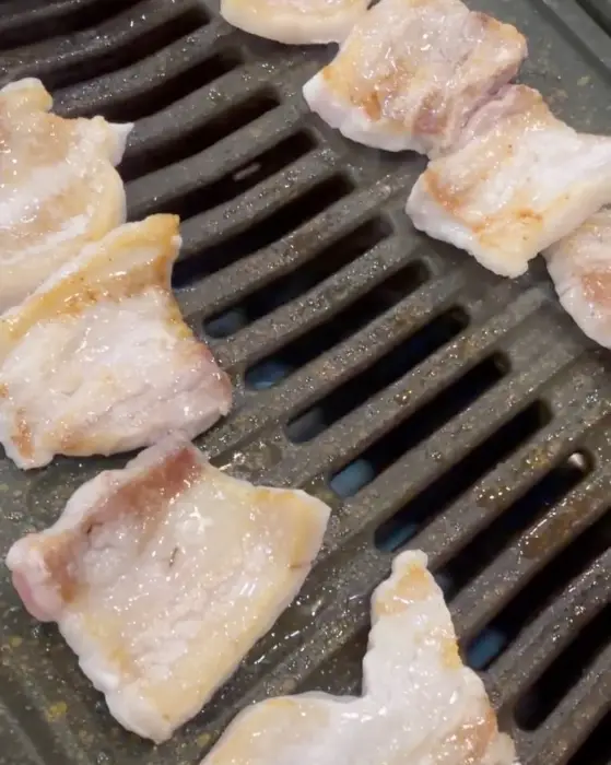 불판 위에서 맛있게 익어가는 삼겹살