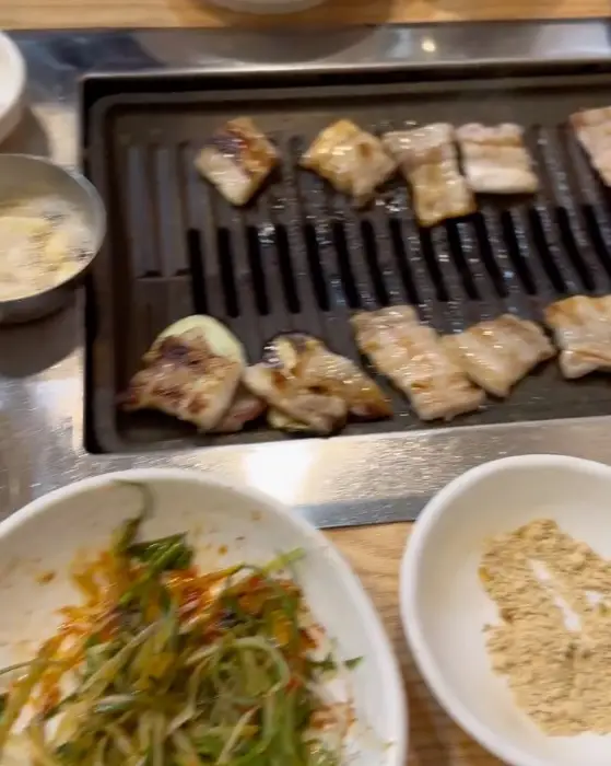 노릇노릇하게 구워지는 고기들