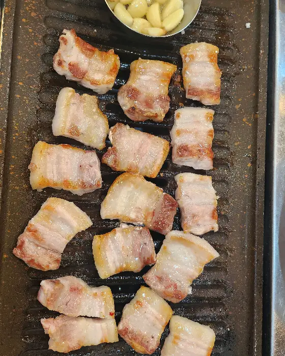 잘 익은 삼겹살 조각들