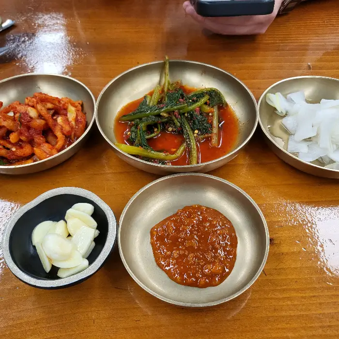 정갈하게 차려진 반찬들