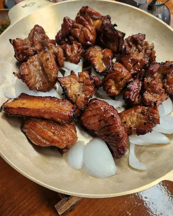 먹음직스러운 숯불갈비