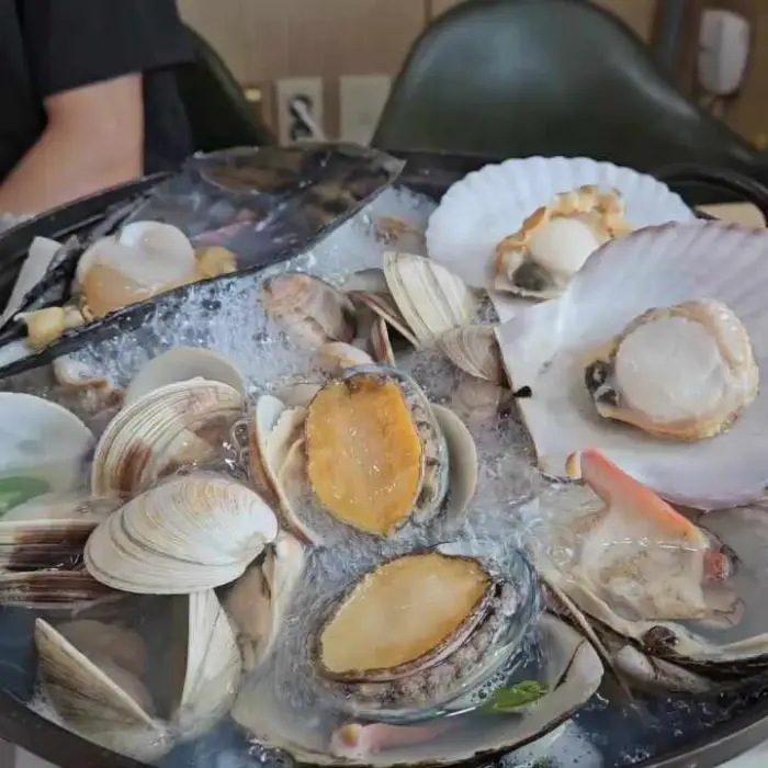 푸짐하게 담겨 나온 조개구이