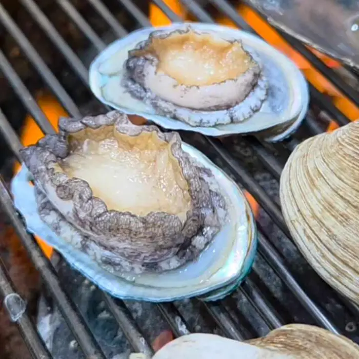 불 위에서 구워지는 전복