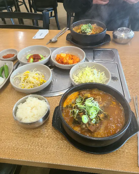 테이블에 차려진 뼈해장국과 반찬들