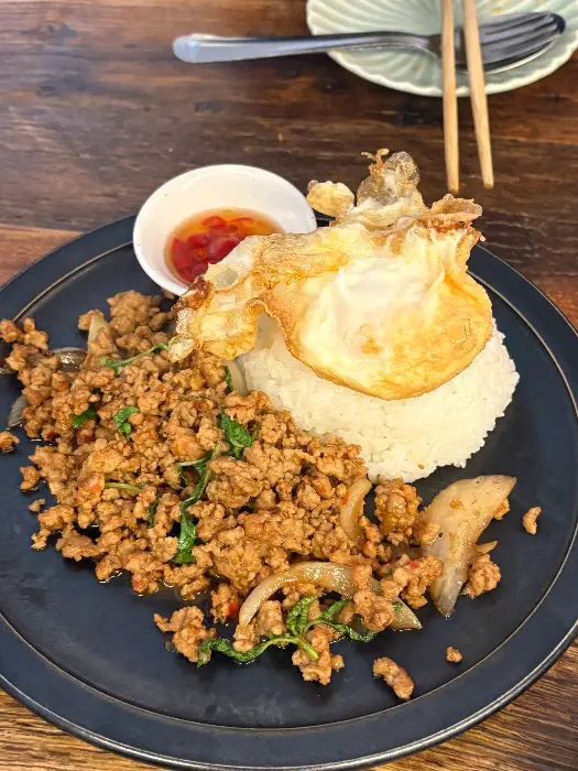 밥과 함께 나온 닭고기 덮밥