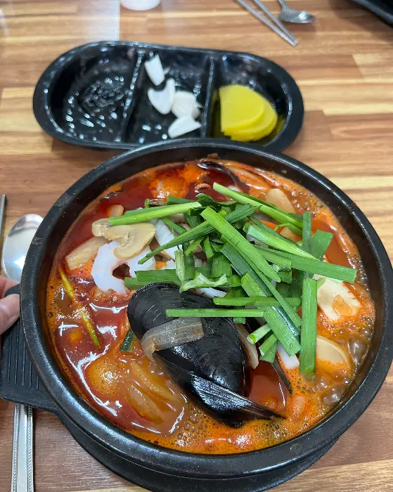 뚝배기 짬뽕과 곁들임 반찬