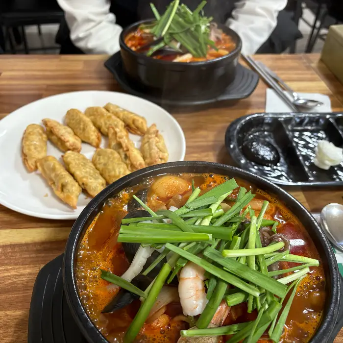 푸짐한 군만두와 짬뽕