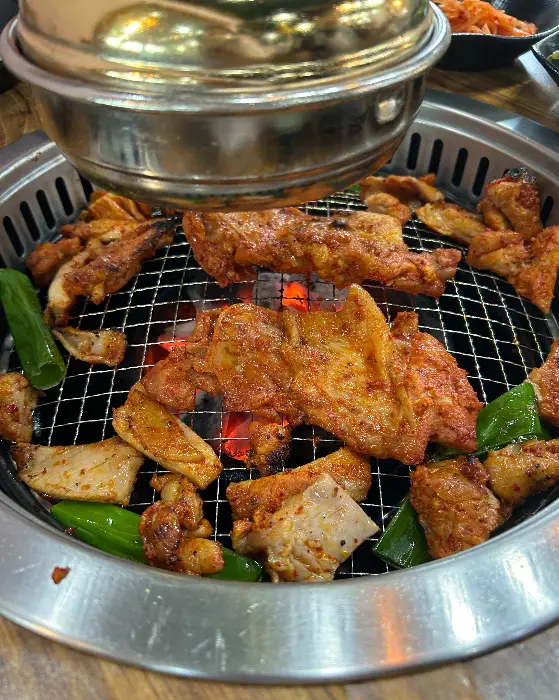 숯불 위에서 익어가는 닭갈비
