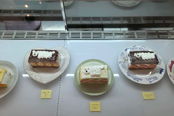 흐그이므자 카페 진열대에 놓인 다양한 케이크들