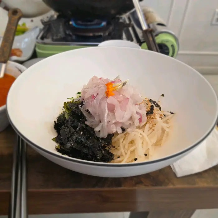 신선한 회와 채소가 듬뿍 올라간 물회