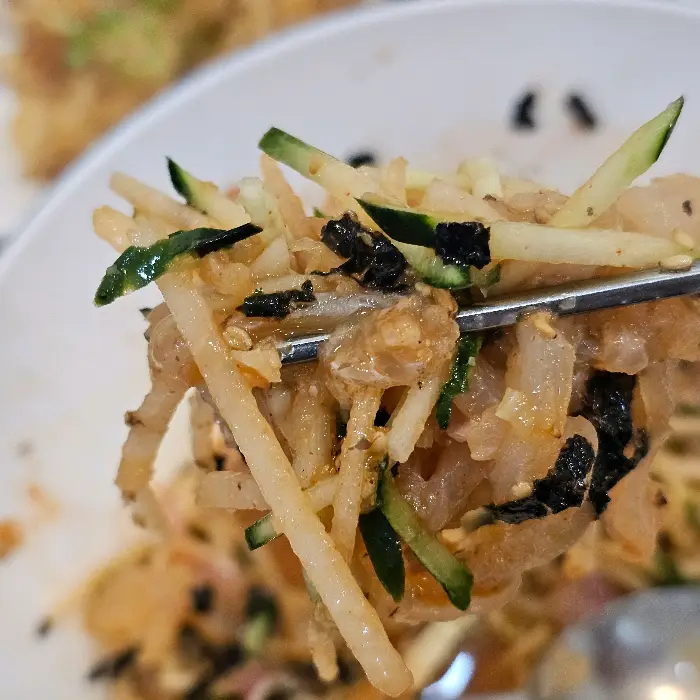 물회에 곁들여진 채소와 회