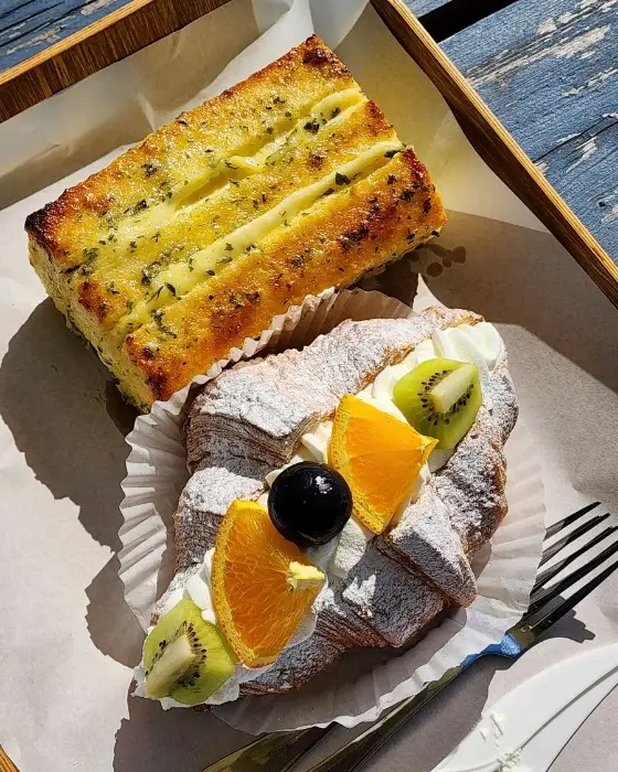 딸기와 크림이 올라간 페이스트리