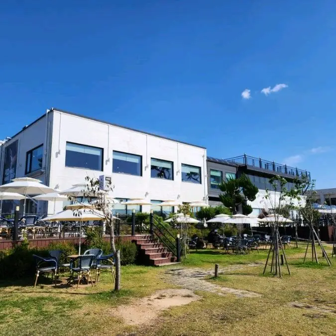 마시랑 카페 외부 공간