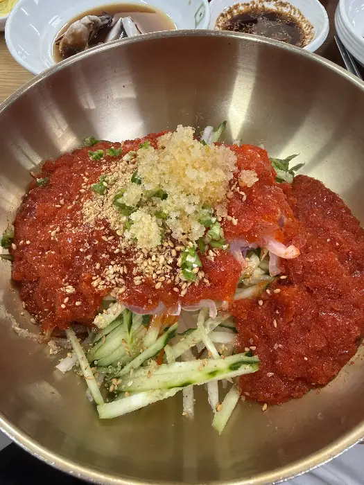 푸짐하게 담긴 물회