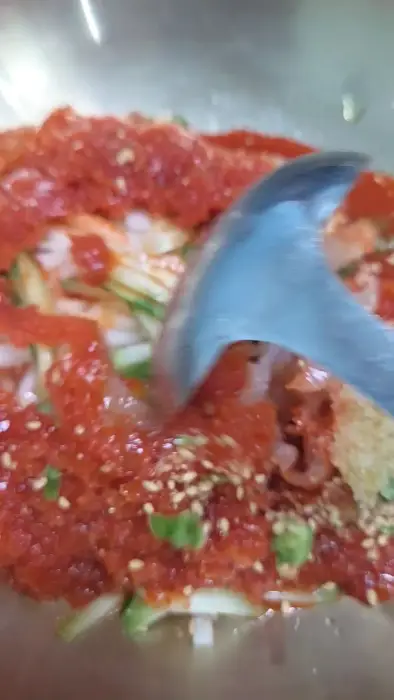 물회 양념 비비는 모습