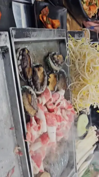 구워지는 키조개와 전복