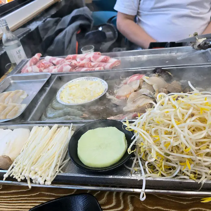 구워지고 있는 삼합 재료들