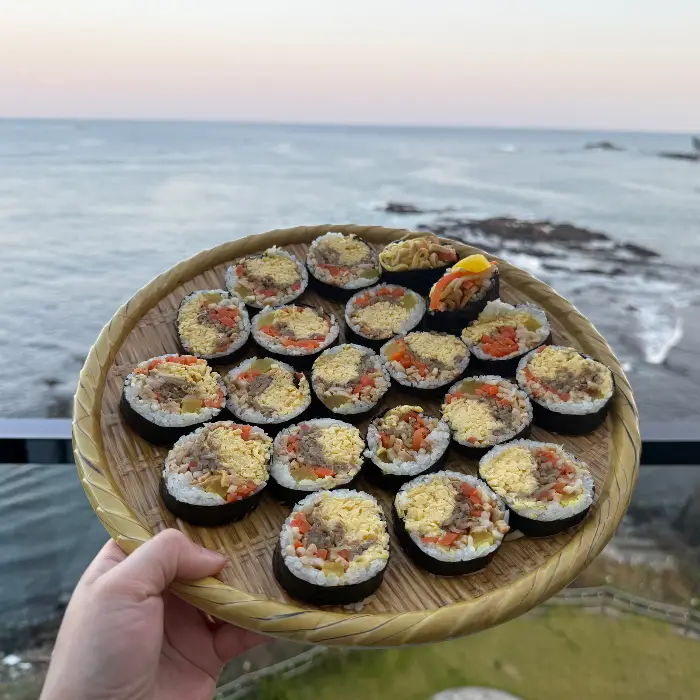 믹스김밥을 들고 있는 손