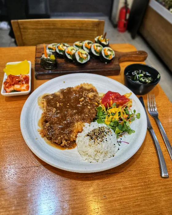 알찬 속재료의 닭고기냉채김밥