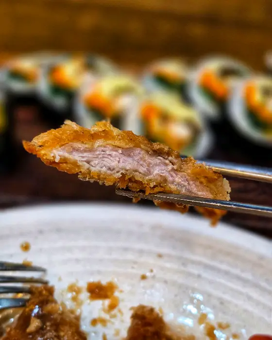 잘 튀겨진 돈까스 조각