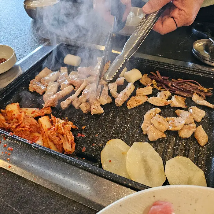 불판 위에서 구워지는 고기