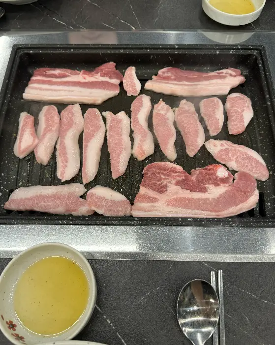 불판 위에서 구워지는 고기