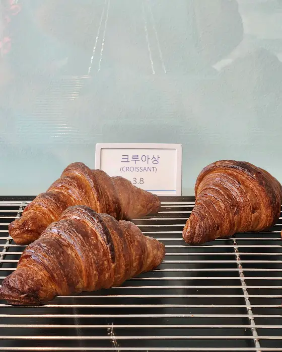 주문한 커피와 티라미수