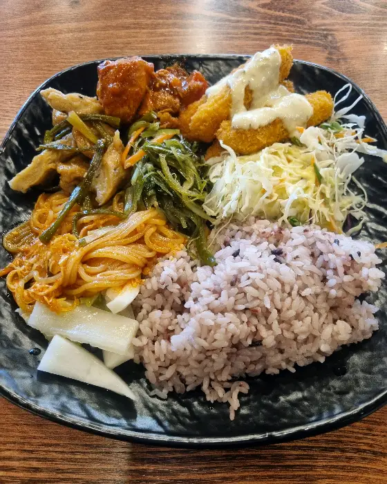 골든볼9 접시에 담긴 다양한 음식들