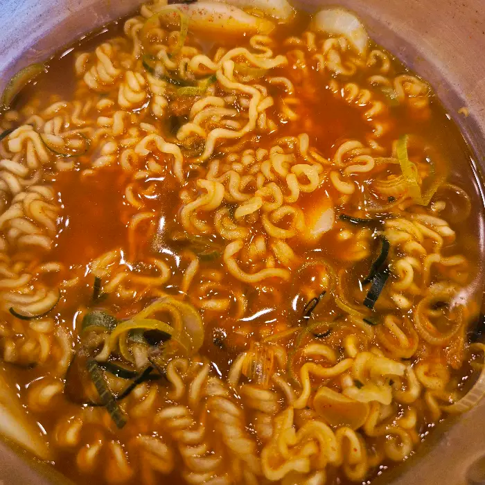 정성스럽게 끓여낸 라면