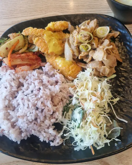 정갈하게 차려진 반찬들