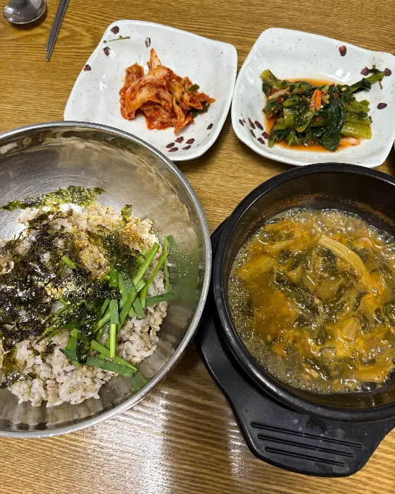 보리밥에 열무김치와 된장이 함께 나온 모습