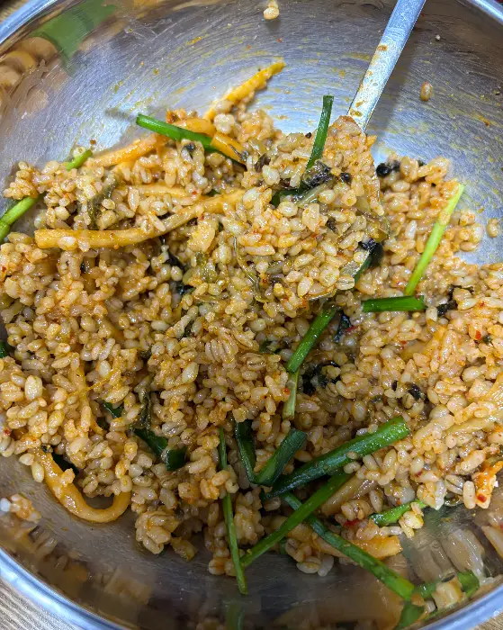 된장과 열무김치를 넣어 비빈 보리밥