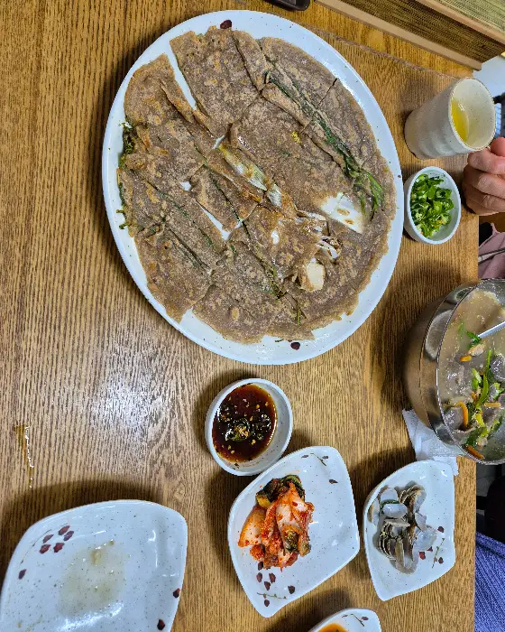 막국수와 함께 나온 부추전