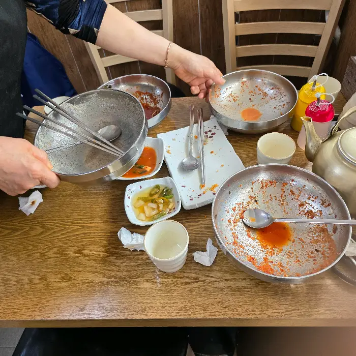 빈 그릇과 정리된 테이블 모습