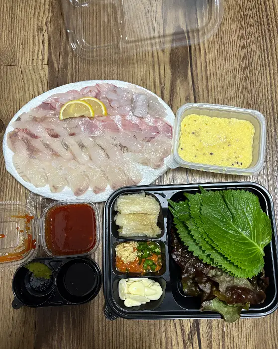 모듬회와 곁들임 반찬