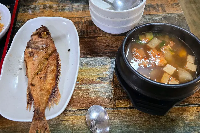 잘 구워진 생선구이와 된장찌개