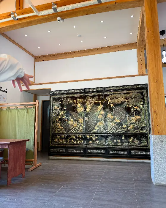 한옥 카페 내부의 장식