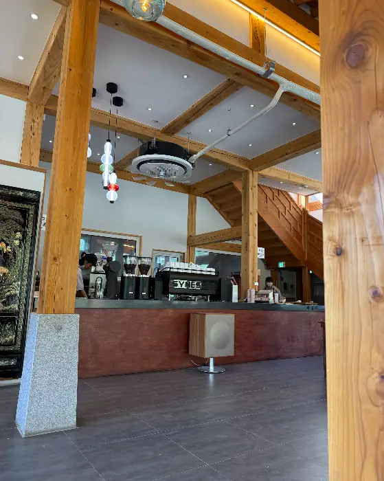 카페 내부 카운터와 좌석