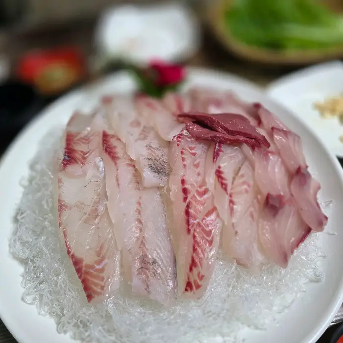 정갈하게 플레이팅된 신선한 회