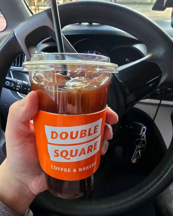 주황색 홀더가 씌워진 아이스 커피