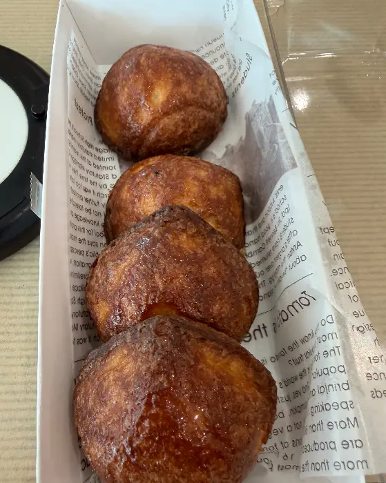 여러 개의 둥근 빵이 가지런히 놓여 있는 모습